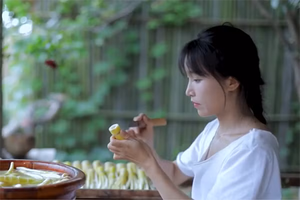 Nếu bỏ qua những điểm này chỉ chú ý bàn tay thì không khó để nhận thấy, Lý Tử Thất chỉ đơn giản là một người lao động bình thường, giỏi làm việc đồng áng.