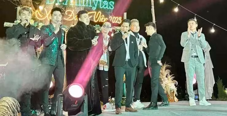 Đến đây, dân mạng tò mò vào dò hỏi chuyện hiện tượng mạng Lệ Rơi quay trở lại showbiz.