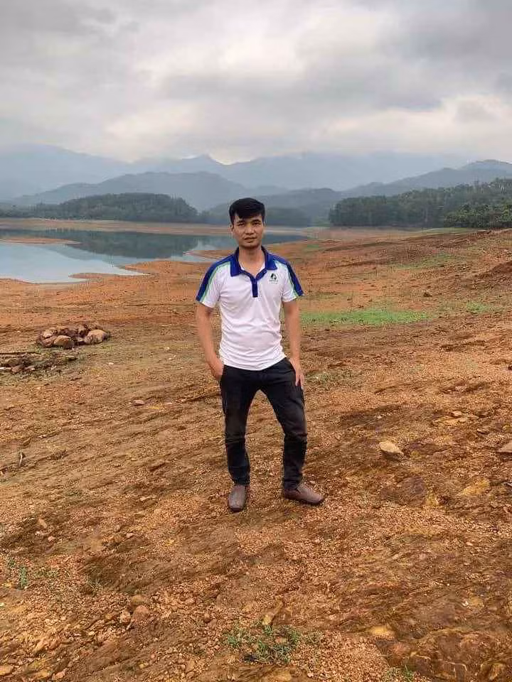 "Đó là tất niên công ty của một người bạn, tôi tham gia cùng cho vui, làm MC giúp chứ không phải đi diễn nhận cát-xê. Show thì nhiều đơn vị mời gọi lắm, vài đơn vị làm phim cũng ngỏ lời nhưng tôi bận, đi làm giờ hành chính nên không thể nhận lời được. Chỉ rảnh được ngày cuối tuần thì ở nhà chăm cây, đọc sách, thăm anh em bạn bè người thân là hết ngày", hiện tượng mạng Lệ Rơi nói.