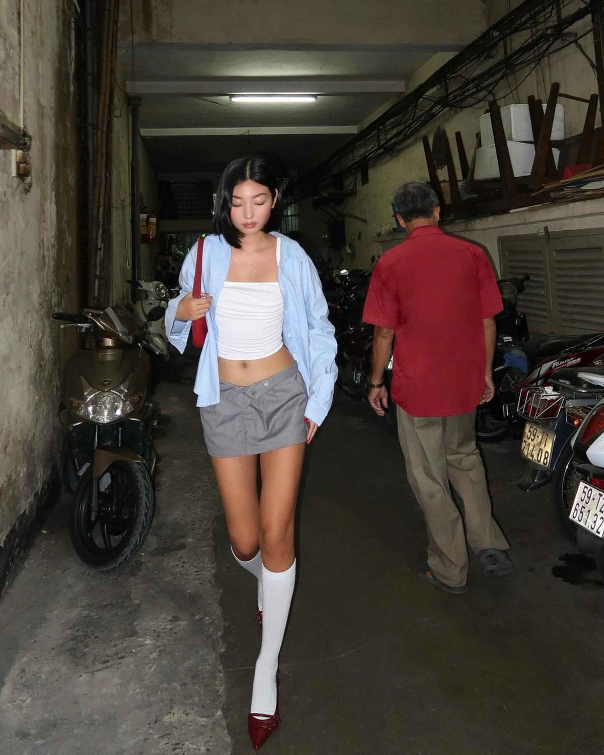 Chỉ cần nằm trên giường trong căn phòng có tầm nhìn "triệu đô" ở TPHCM, Oanhdaqueen (tên thật là Lê Hồng Oanh, SN 1997) cũng đủ thu hút hơn 100 triệu lượt xem. Từ đó, tên tuổi của cô được cộng đồng mạng quốc tế biết đến.