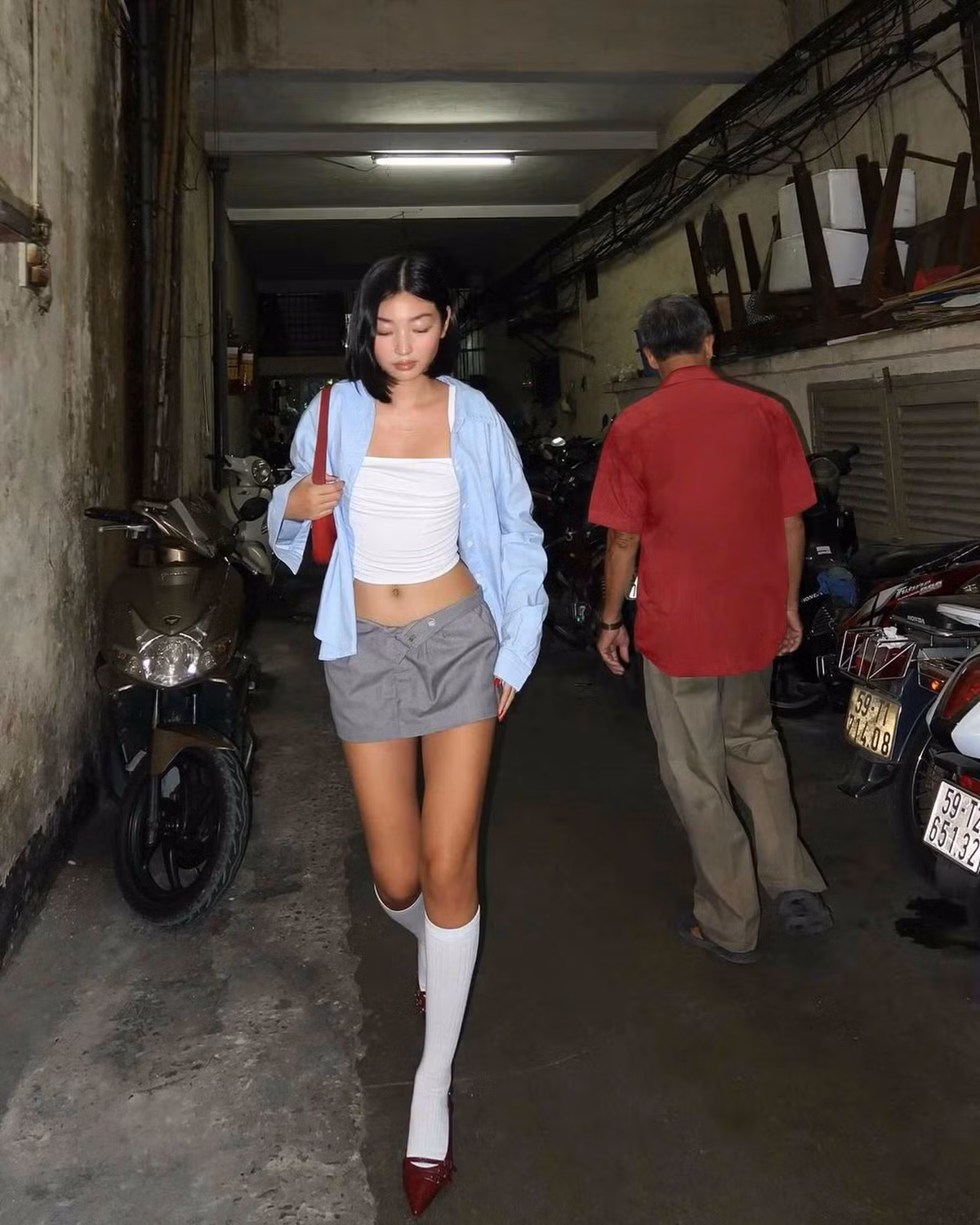 Chỉ cần nằm trên giường trong căn phòng có tầm nhìn "triệu đô" ở TPHCM, Oanhdaqueen (tên thật là Lê Hồng Oanh, SN 1997) cũng đủ thu hút hơn 100 triệu lượt xem. Từ đó, tên tuổi của cô được cộng đồng mạng quốc tế biết đến.