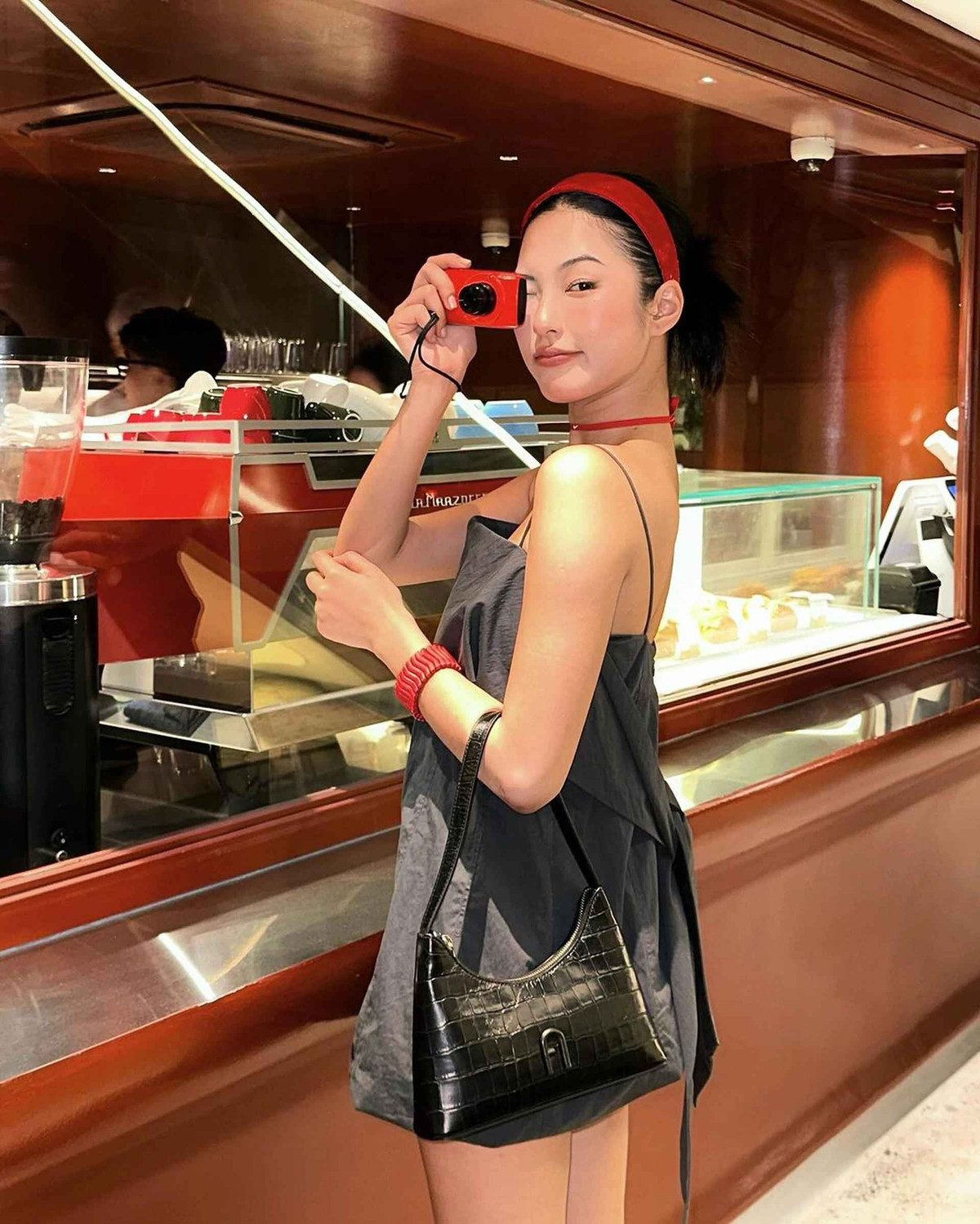 Nữ người mẫu 23 tuổi không giới hạn bản thân trong khung màu sắc cố định. Cô thường khiến người hâm mộ cảm nhận được sự tích cực khi phối đồ theo chủ nghĩa tối đa, kết hợp hài hòa giữa nhiều tông màu và phụ kiện.