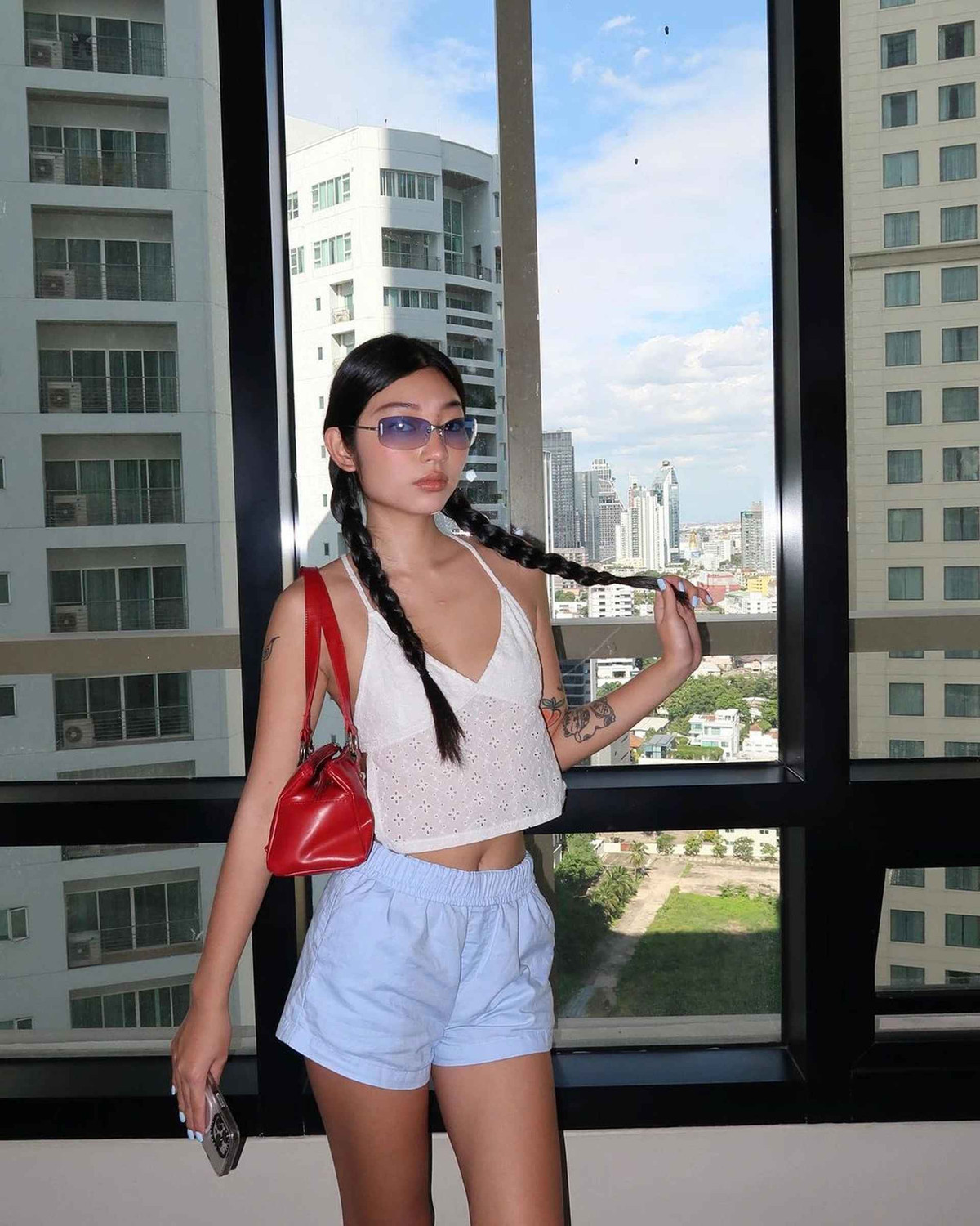 Tuy nhiên, không phải "nằm ì" trên giường, phong cách quyến rũ của Oanh mới chính là điều giúp cô sở hữu trang cá nhân có 1,5 triệu lượt theo dõi