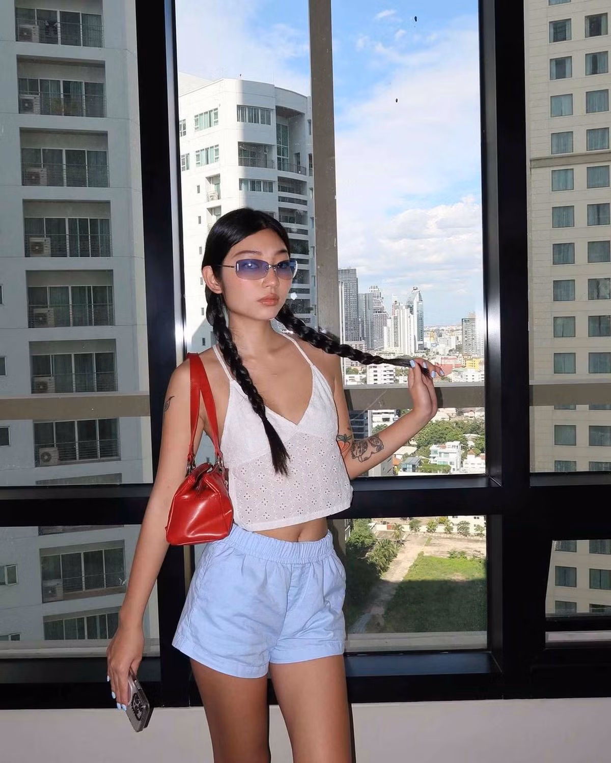 Tuy nhiên, không phải "nằm ì" trên giường, phong cách quyến rũ của Oanh mới chính là điều giúp cô sở hữu trang cá nhân có 1,5 triệu lượt theo dõi