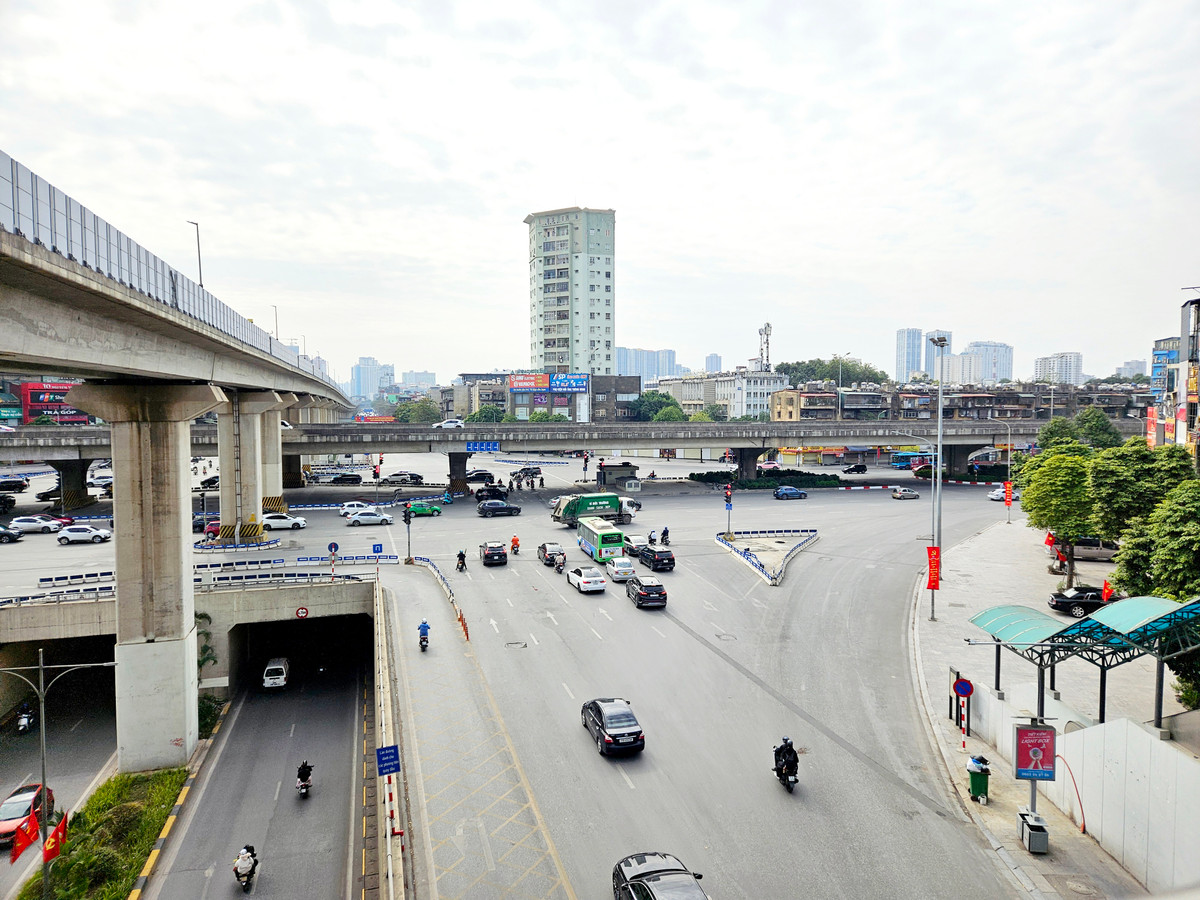 Tại nút giao thông 4 tầng Nguyễn Trãi - Khuất Duy Tiến dòng xe chỉ lác đác vài chiếc.