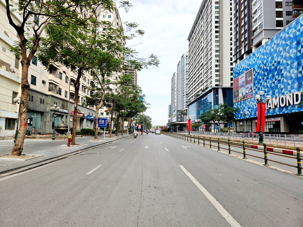 Con đường Lê Văn Lương thấp thoáng chỉ có bóng người qua lại.