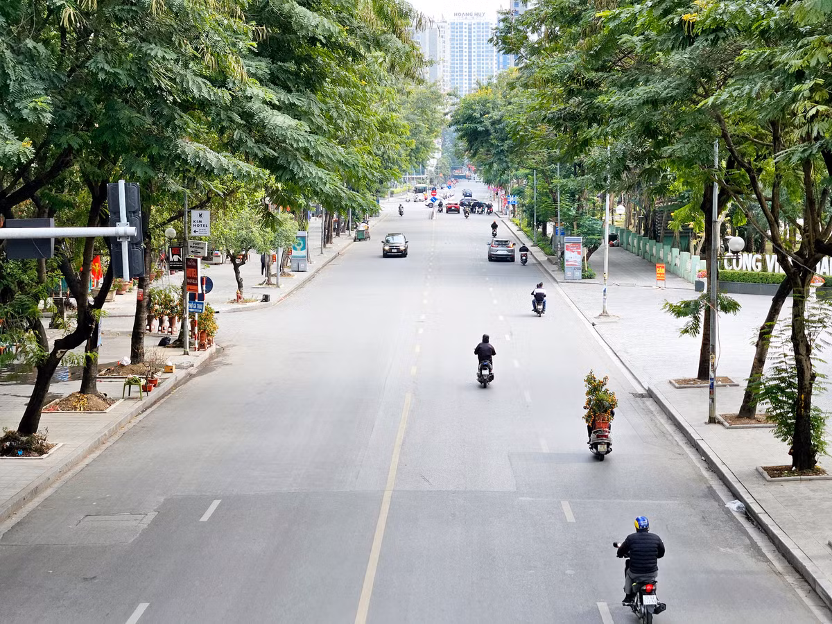 Đường Hoàng Minh Giám đi qua khu vực công viên Thanh Xuân lác đác vài ba xe.