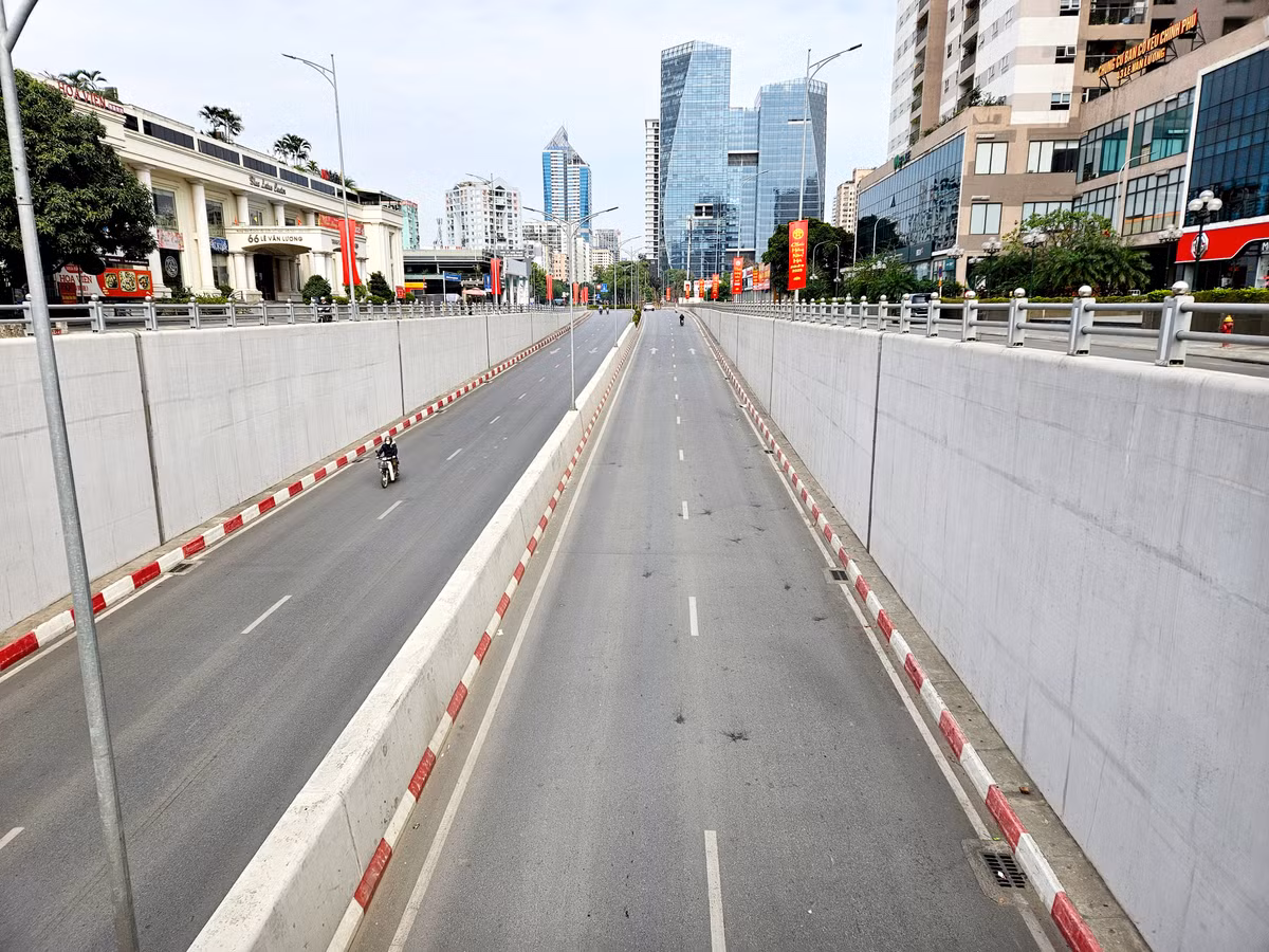 Hầm chui Lê Văn Lương - Tố Hữu cũng vắng tanh.