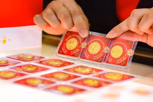 Gia vang hom nay 2/4: The gioi chung lai, trong nuoc treo cao