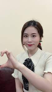 Nữ Youtuber phát triển nhiều nền tảng mạng xã hội với loạt video ngắn, kéo dài trong khoảng một phút cùng sự hỗ trợ nhiệt tình từ đồng nghiệp.