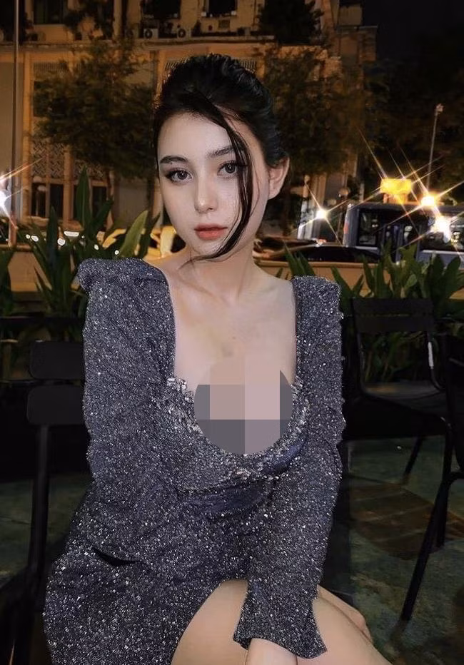 Như đã biết, các quán cafe thời gian gần đây trở thành địa điểm được nhiều bạn trẻ chọn làm "sàn diễn thời trang". Cũng từ đây, nhiều pha ăn mặc phản cảm của hội chị em cũng được phô bày.