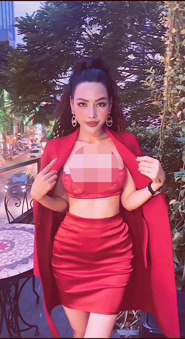 Nhiều cô gái không ngại khoe ngực khủng khi đi cafe.