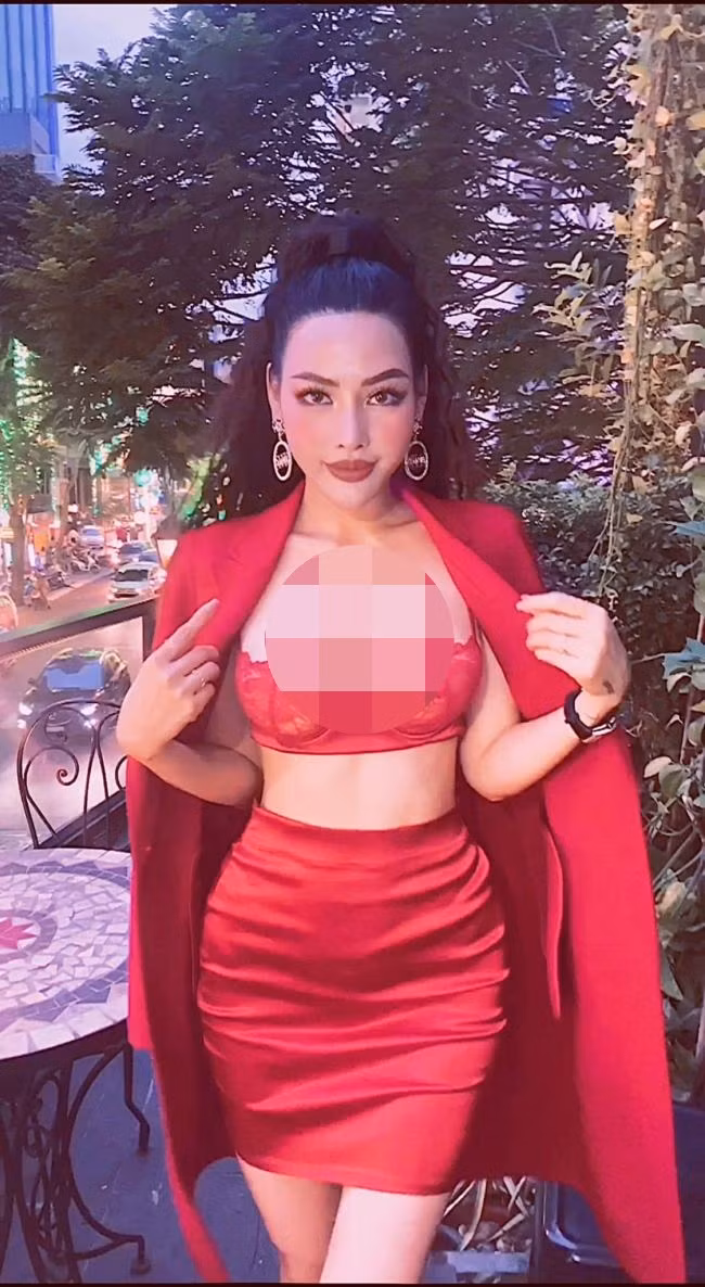 Nhiều cô gái không ngại khoe ngực khủng khi đi cafe.