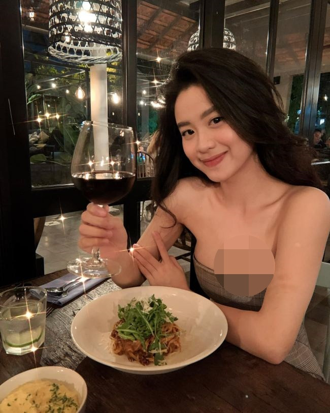 Sự thoải mái khi đi cafe là thứ được ưu tiên nhưng đừng thoải mái quá mà mất đi vẻ thanh lịch của mình.