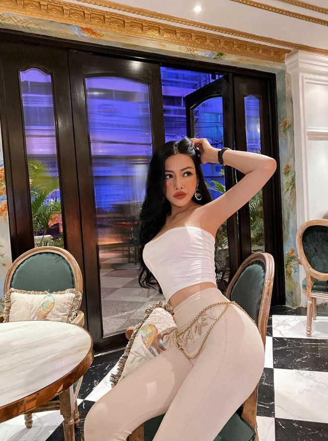 Những chiếc quần bó sát khoe vòng 3 lộ liễu cũng là thủ phạm khiến hội chị em rơi vào tình cảnh "ố dề".