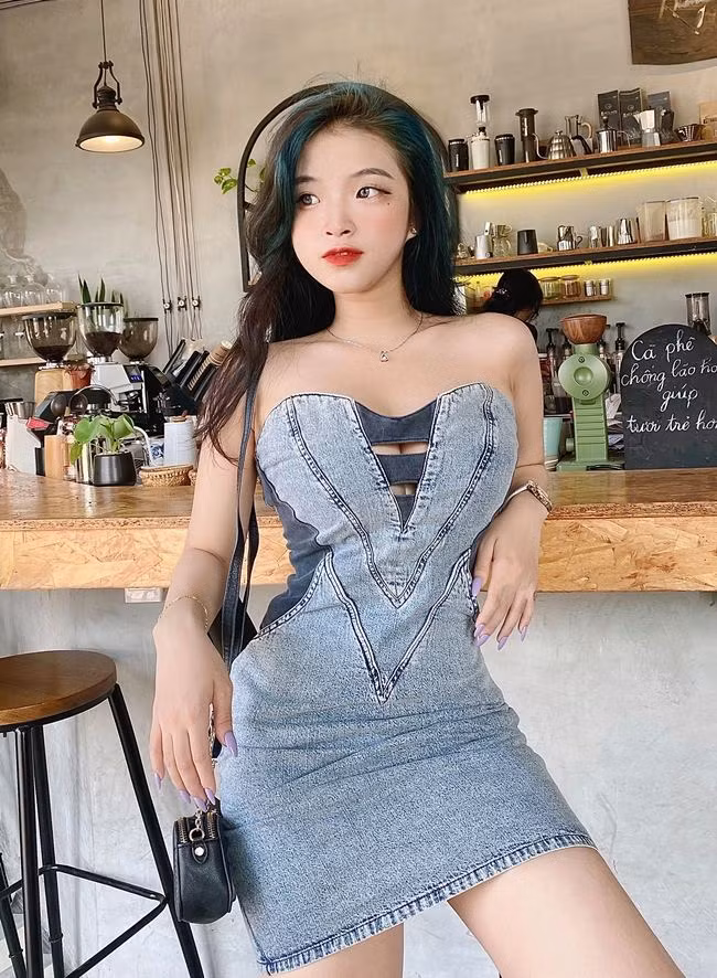 Một trong những kiểu thời trang bị những người xung quanh hay soi nhất khi ngồi cafe đó là o ép vòng 1.