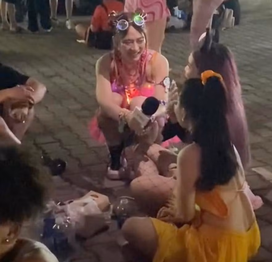 Mới đây, một đoạn clip do team qua đường ghi lại hình ảnh của hot girl Lê Bống tại lễ hội âm nhạc này đã khiến dân tình tranh cãi.