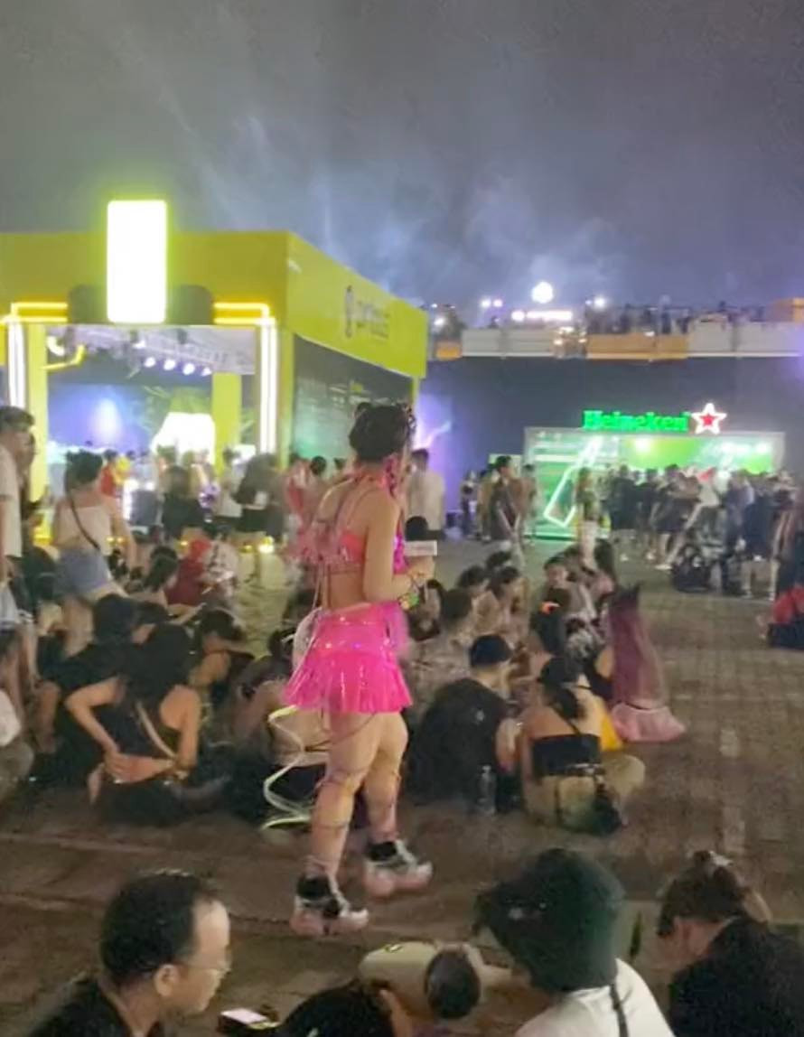 Có thể thấy so với ảnh sống ảo, Lê Bống ngoài đời không cao bằng. Đôi chân cô nàng cũng gặp nhược điểm là kém thon gọn, không giống như clip TikTok.