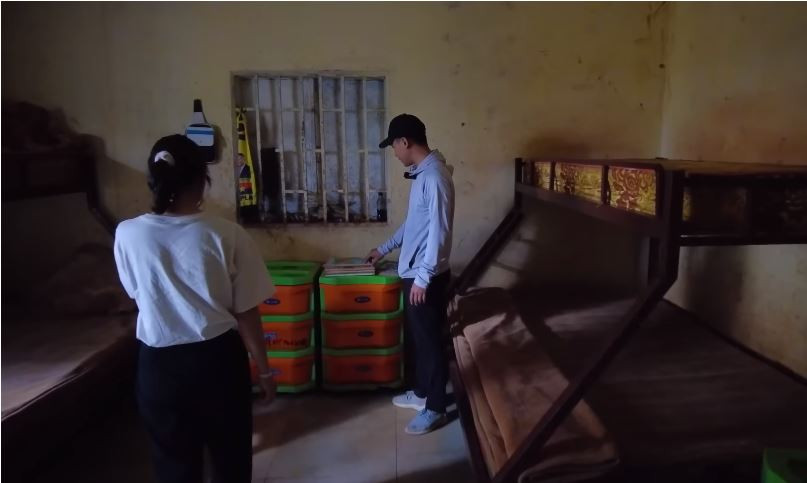 Cơ ngơi đơn giản, được chia thành phòng ngủ nam, phòng ngủ nữ, phòng bếp, phòng vệ sinh, phòng khách và một khoảng sân rộng rãi để các con thư giãn, vui chơi. Quang Linh đã nhờ vợ của các nhân viên bản địa trong nông trại của mình hỗ trợ nấu cơm, quan tâm đến các bé.