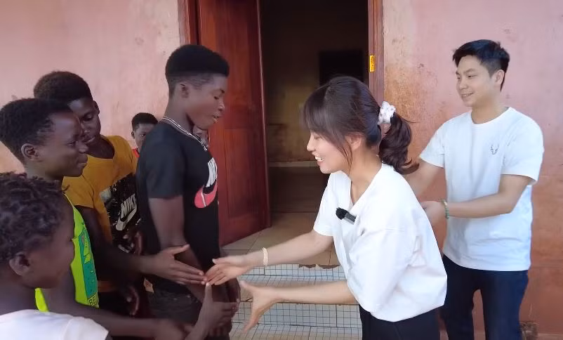 Trò chuyện với người thân, Quang Linh bày tỏ sự tiếc nuối khi năm ngoái không thể về dự đám cưới chị. Vì vậy hiện tượng mạng 9X quyết định tổ chức một đám cưới cho chị và anh rể tại đây theo phong cách của người bản địa.