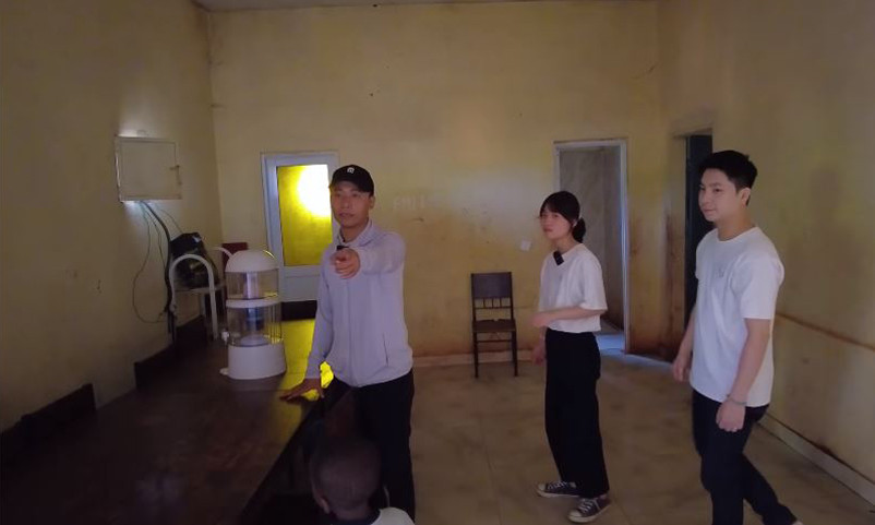 Nam YouTuber cũng dẫn vợ chồng chị gái đến thăm các con nuôi tại Angola. Hơn 1 năm nay, Quang Linh đã nhận nuôi 10 em nhỏ có hoàn cảnh khó khăn, mua quần áo, cho các bé đi học. Anh cũng xây dựng một ngôi nhà tình thương cho “các con của bố Linh”.