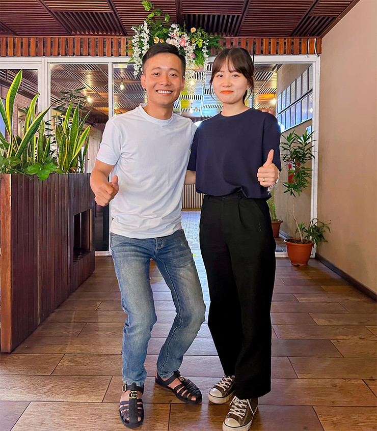 Mới đây, TikToker Nhật Lệ - chị gái Quang Linh Vlogs – đã cùng ông xã qua Angola thăm em trai. Màn hội ngộ của cả hai sau 7 năm xa cách khiến người hâm mộ xuýt xoa.