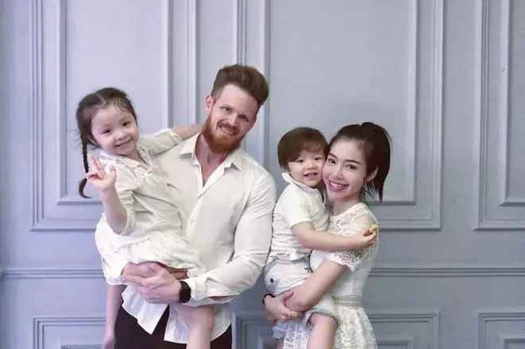 Vừa qua, mọi thông tin liên quan đến vụ việc Elly Trần tố chồng ngoại tình với cấp dưới đã đặc biệt nhận được sự săn đón mạnh mẽ từ phía giới truyền thông và đông đảo khán giả.