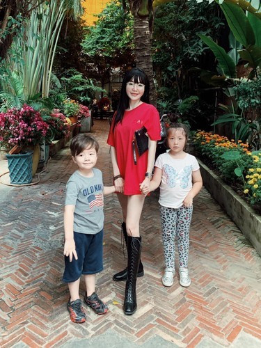 Đặc biệt thời điểm đó người ta có những hợp đồng không chỉ ở Việt Nam mà còn ở quốc tế nữa. Thật sự tôi rất yêu chồng tôi, và tôi rất muốn giữ cuộc hôn nhân với chồng tôi. Tôi không muốn có việc lấy nhau rồi li dị, tôi muốn tôi có gia đình bình thường, hạnh phúc như mọi người thôi. Nhưng mà đâu phải mình mong muốn là mình được, đâu phải mình tốt là người ta sẽ tốt với mình". Elly Trần cho biết thêm.