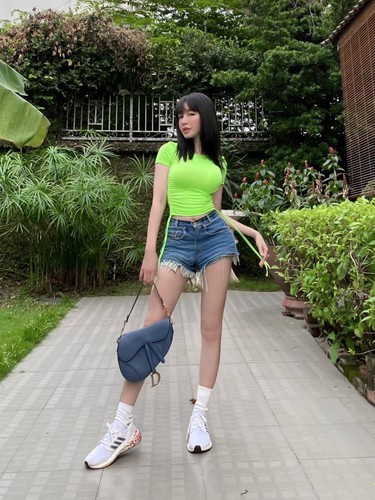 Hiện tại cư dân mạng vẫn đang không ngừng lan toản câu chuyện của Elly Trần và liên tục động viên cô sớm vượt qua khoảng thời gian đầy khó khăn trước mắt