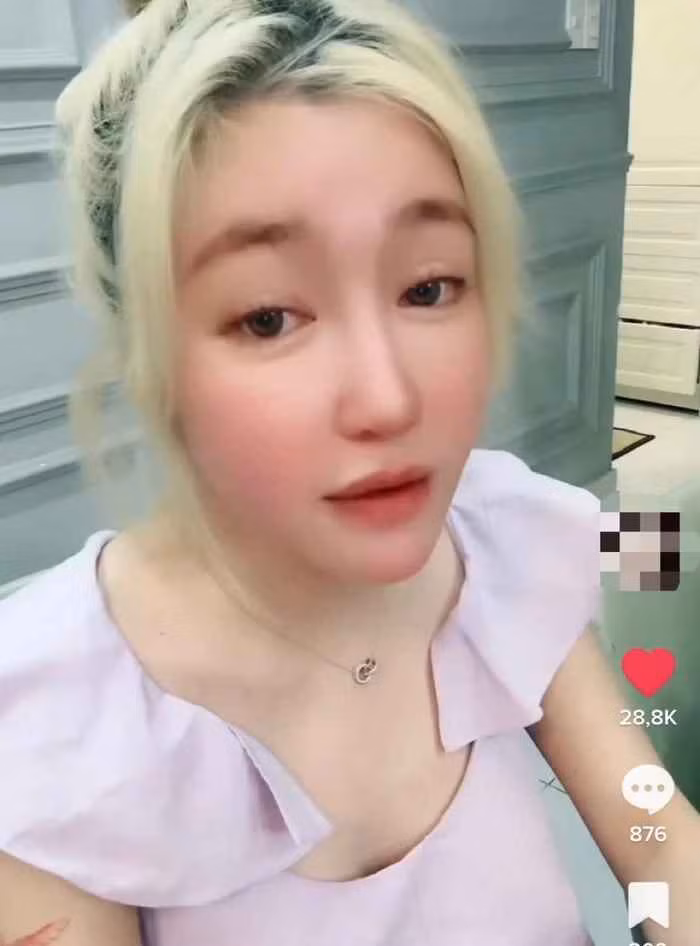 Mới đây trên tài khoản TikTok, hot girl Elly Trần đã đăng tải hai video ngắn để cập nhật tình trạng hiện tại. Cô vô cùng buồn rầu cho biết tài khoản Facebook đã bị đánh sập, tuy nhiên người đẹp vẫn quyết tâm đưa những câu chuyện trong cuộc hôn nhân hơn một thập kỉ ra ánh sáng.
