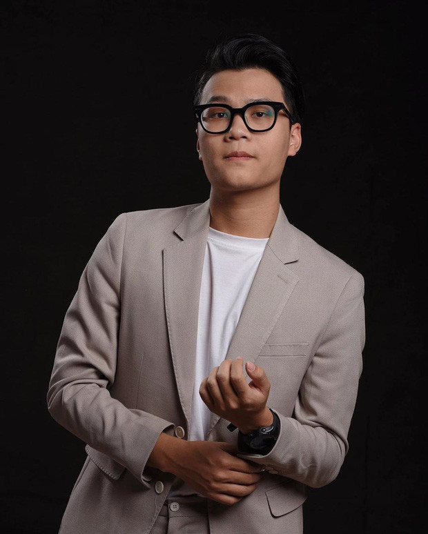 Trần Hải Sơn sinh năm 1997. Hiện anh chàng là MC Bữa Trưa Vui Vẻ tại kênh VTV6, đồng thời cũng là Content Creator/VJ tại Schannel.