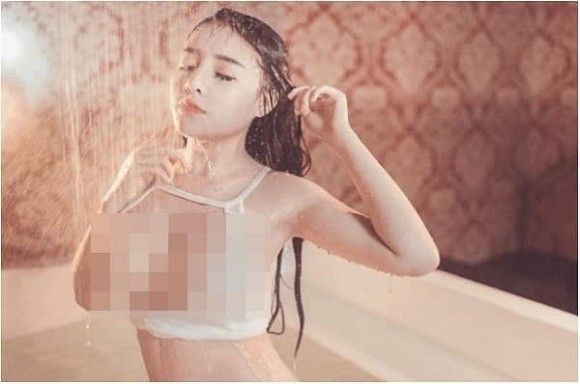 Mới đây nhất, hot girl Ngân 98 tiếp tục đăng tải bộ ảnh trong bồn tắm gợi cảm đến phản cảm. Cô nàng diện nội y lưới màu trắng xuyên thấu toàn bộ cơ thể.