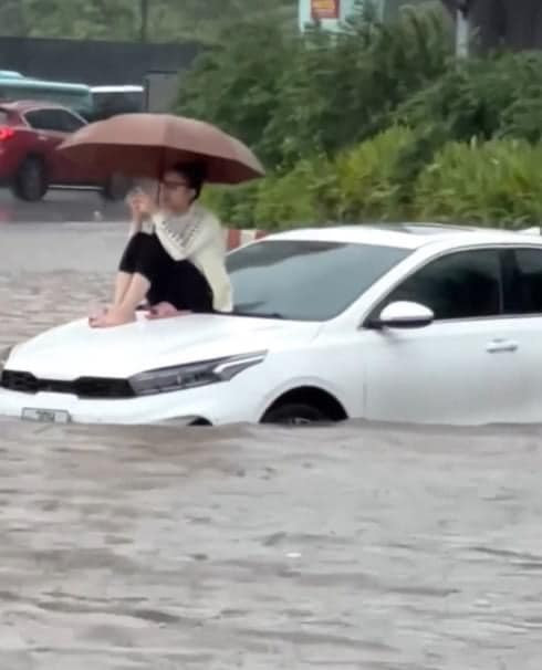 Co gai “co don giua bien nuoc” Ha Noi gay bao mang
