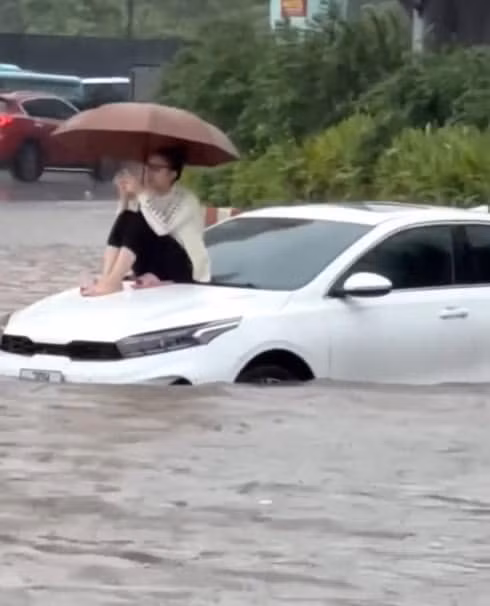 Co gai “co don giua bien nuoc” Ha Noi gay bao mang