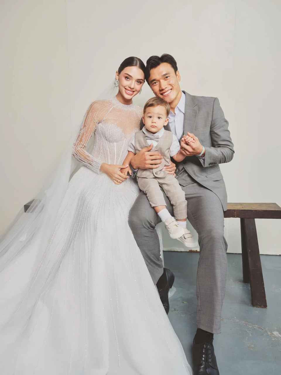 Chứng kiến hành trình 2 năm lập gia đình của Dũng "gôn" và mẫu Tây nhiều đồng nghiệp, người hâm mộ gửi lời chúc mừng hạnh phúc tới vợ chồng thủ môn.