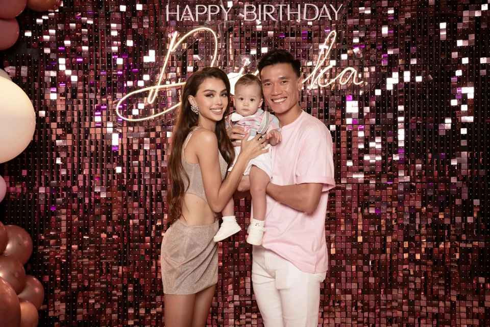 Cuối tháng 4, gia đình Bùi Tiến Dũng có chuyến du lịch tại Khánh Hòa. Dianka khoe vóc dáng trong chiếc bikini một mảnh.