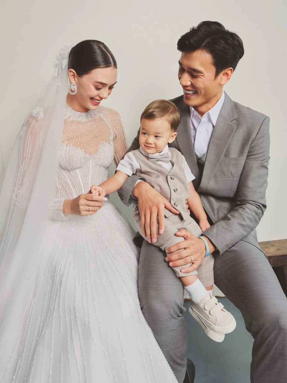 Trong hình, người mẫu mặc váy cưới chất liệu xuyên thấu gợi cảm, trong khi Bùi Tiến Dũng bảnh bao với vest.