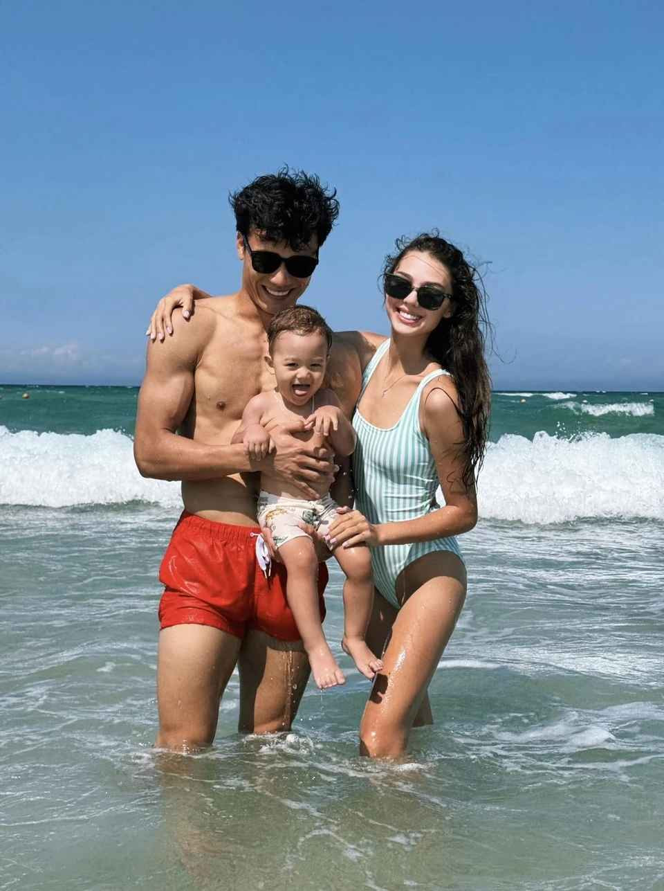 Đáp lại, Bùi Tiến Dũng cũng đăng ảnh chụp cùng bà xã và viết: “Buổi sáng mỗi khi thức dậy, chúng tôi sẽ nói những lời biết ơn. Buổi tối trước khi đi ngủ, chúng tôi cùng nói những lời cảm ơn. Và thế là chúng ta có những ngày thật tuyệt”.