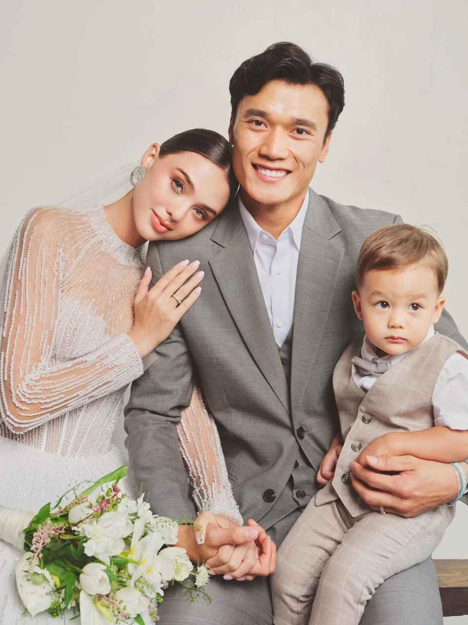 Mau Tay mac lai vay cuoi ki niem 2 nam ngay cuoi Dung 