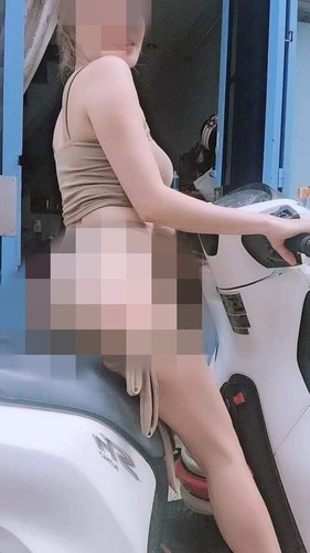 Thậm chí, trong khi tạo dáng, một số người đẹp cũng luôn chú ý đặt tay lên đùi hoặc sử dụng túi để khéo che chắn cho phần xẻ cao.