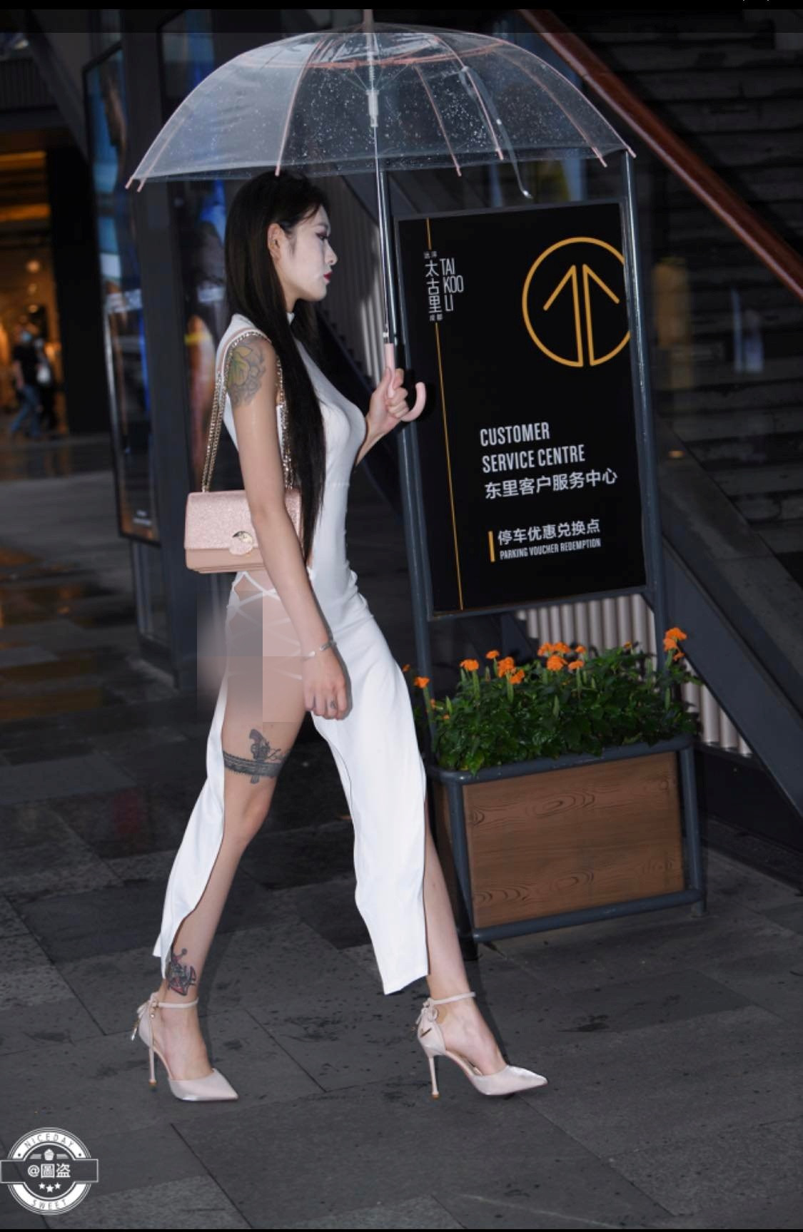 Diện váy cắt xẻ "hú hồn", gái xinh khiến netizen bức xúc ra mặt Dien vay cat xe