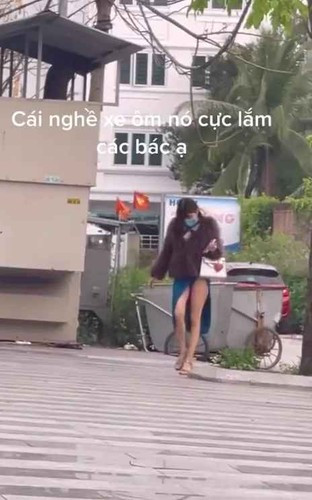 Những chiếc váy xẻ tà cao hun hút là hot item yêu thích của nhiều chị em, được coi là “vũ khí gợi cảm”, giúp người mặc khoe khéo đôi chân dài miên man, đồng thời giúp ăn gian chiều cao tối đa.