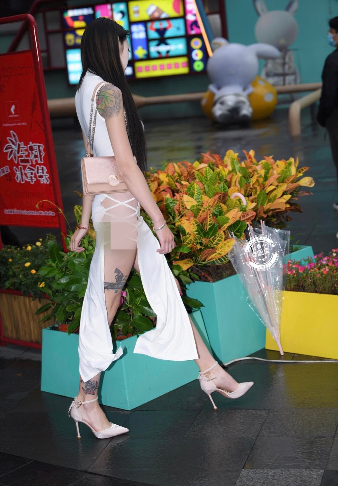 Điểm nhấn của bộ trang phục chính là chi tiết đan dây khéo léo trải dọc 2 bên hông.