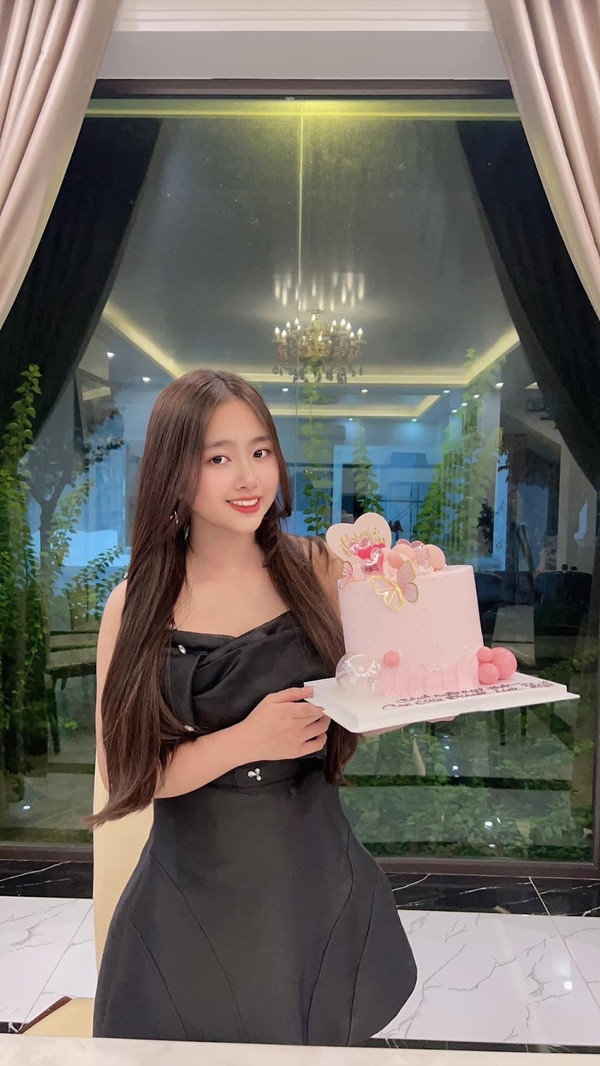 Dạo một vòng trang cá nhân của Khánh Linh có thể thấy, cô bé 12 tuổi ngày càng “trổ mã”, gây ấn tượng từ vóc dáng cho đến gương mặt.