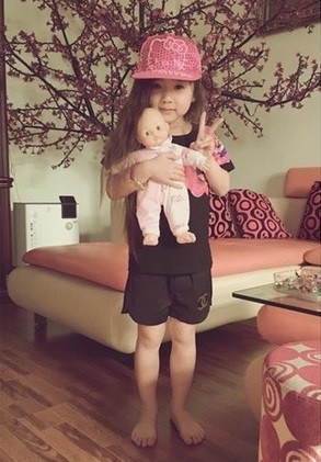 Lên 6 tuổi, Khánh Linh ngày càng xinh xắn, đáng yêu với đôi mắt to tròn cùng gương mặt bầu bĩnh. Nhiều người thậm chí còn ưu ái gọi cô bé với cái tên của cô bé xinh nhất nhì Hải Phòng.