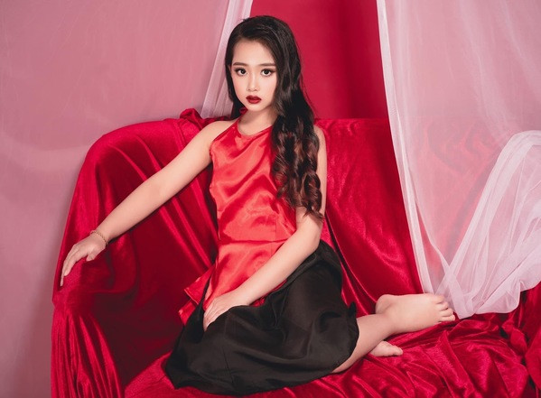 Hiện tại, Khánh Linh mới bước vào độ tuổi dậy thì đã là mẫu nhí có kinh nghiệm khá dày dặn, được bố mẹ ủng hộ hết mình trong chặng đường tiến tới đấu trường nhan sắc lớn hơn.