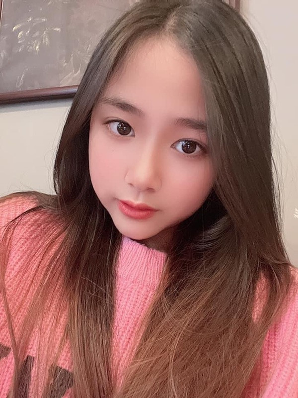 Đặc biệt, Khánh Linh còn sở hữu một mái tóc dài suôn mượt.