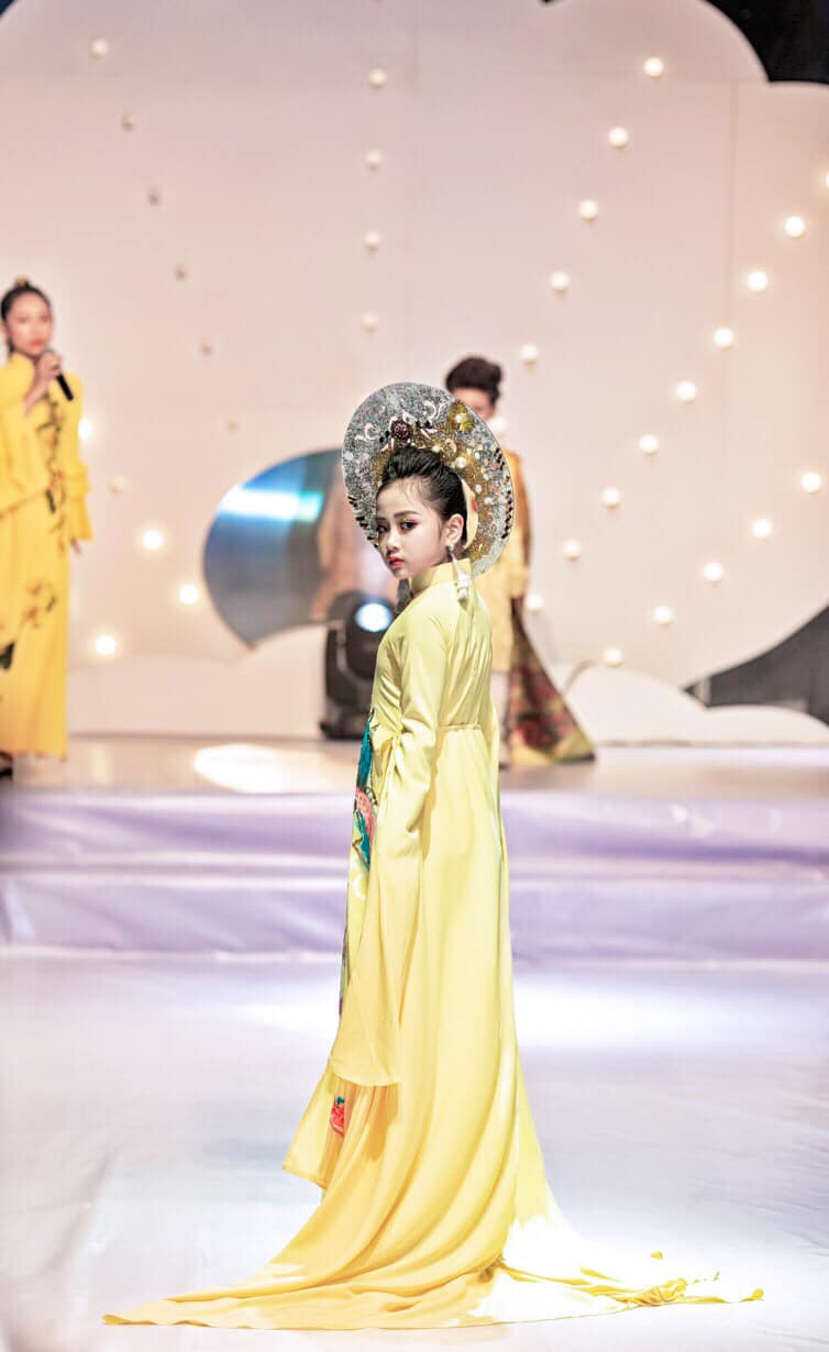 Quả thật không quá khi thốt ra câu khen ngợi ấy bởi khi tham cuộc thi Prince &amp; Princess International ở Thái Lan, Khánh Linh đã xuất sắc vượt qua nhiều gương mặt đến từ 17 đất nước trên thế giới để giành giải Công chúa phong cách thời trang quốc tế.