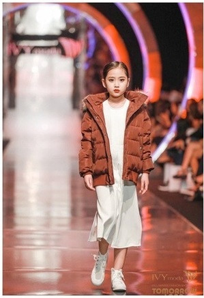 Tuy nhiên, trong một lần chia sẻ về vấn đề này, mẹ Khánh Linh tiết lộ vì để con sống đúng với lứa tuổi của mình, cô sẽ cố gắng hạn chế việc trang điểm cho cô bé vào những lúc không cần thiết.