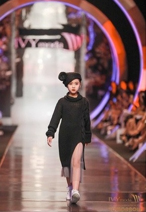 Đồng thời, với tần suất “họa mặt” dày đặc mỗi lần đi sự kiện, nếu không được “thở” thì làn da của Khánh Linh sẽ trở nên nhạy cảm.